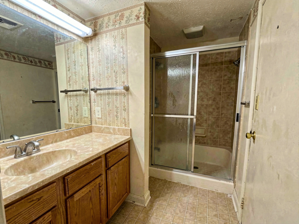 Is there a free app to remodel my bathroom from a photo?