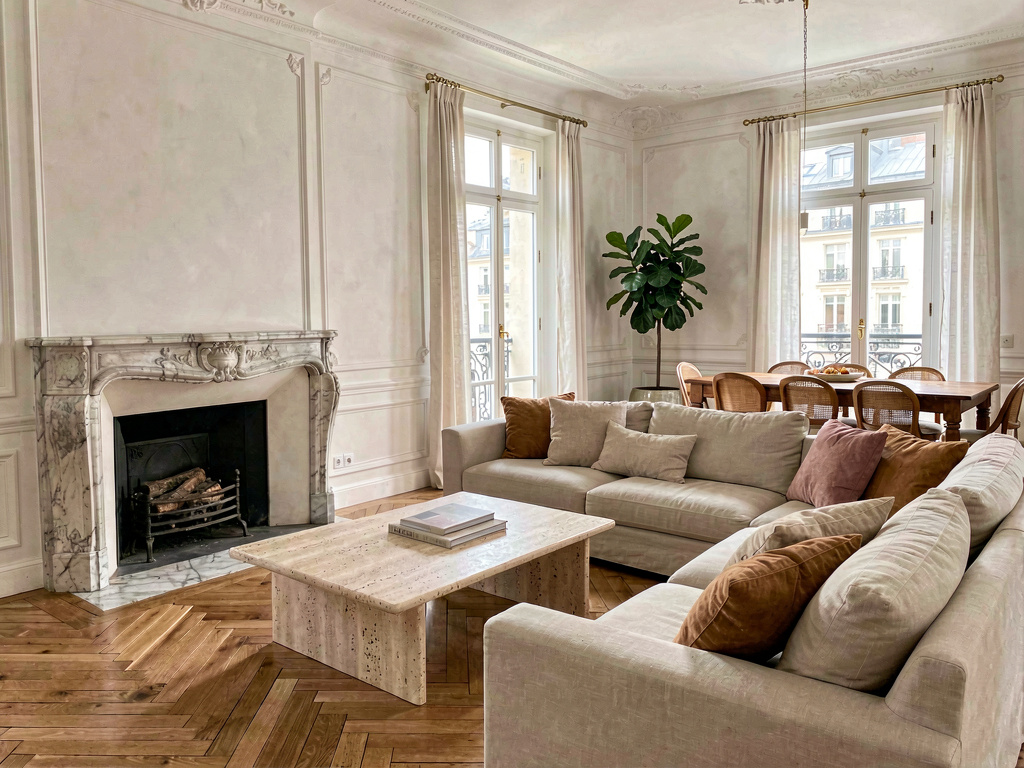 Salon Haussmann parisien rénové avec finitions modernes